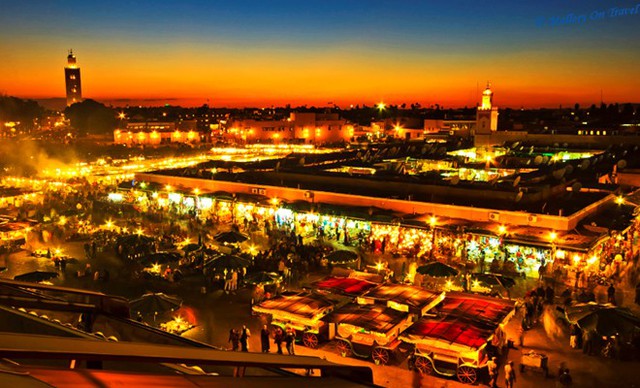 3. Jemaa El Fnaa, Marrakech, Morocco: Điểm nhấn của bất cứ chuyến tham quan nào tại Marrakech và một trong những điểm đến hấp dẫn nhất Morocco là chợ quảng trường Jemaa El Fnaa. Ban ngày, quảng trường nằm ở trung tâm thành phố này đầy những người dậy rắn, luyện khỉ và một số quầy hàng bình thường. Đến tối, quảng trường đầy các cửa hàng đồ ăn và người tham quan, người kể chuyện, biểu diễn ảo thuật...