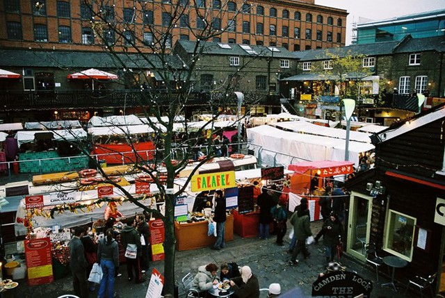 5. Chợ Camden Lock, London, Anh: Khu chợ nổi tiếng nhất nước Anh này đón khoảng 100.000 lượt khách vào mỗi dịp cuối tuần. Chợ Camden Lock thực ra là một số chợ nhỏ hợp lại với vô số các gian hàng bán đồ thủ công, quần áo, thực phẩm...