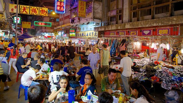 7. Chợ đêm phố Temple, Hong Kong: Chợ đêm ở phố Temple bắt đầu từ chiều tối, khi khu vực này bắt đầu cấm xe ô tô và trở thành nơi dành riêng cho khách bộ hành, cả người địa phương và khách du lịch. Tại khu chợ rực rỡ sắc màu này, bạn có thể tìm thấy nhiều quần áo đẹp, đồng hồ tốt và cả hàng thùng.