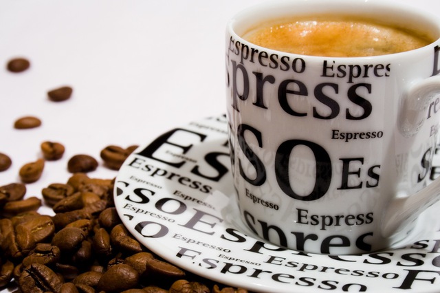 Espresso được pha chế từ nước nóng được nén dưới áp suất cao