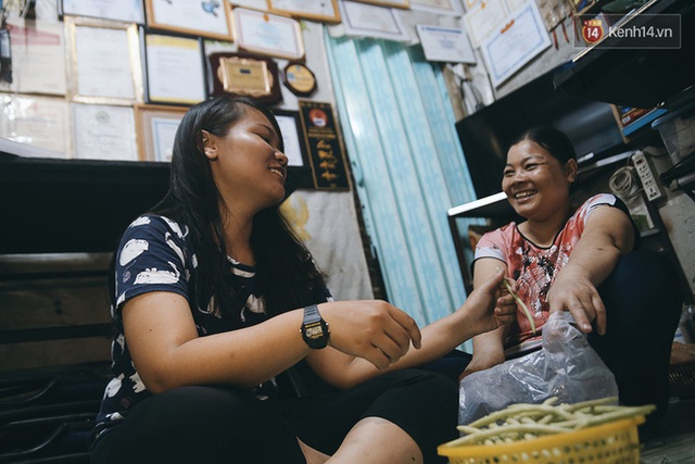 
Trần Thị Diệu Liên và người mẹ lao công của mình trong căn nhà nhỏ ở Sài Gòn.

