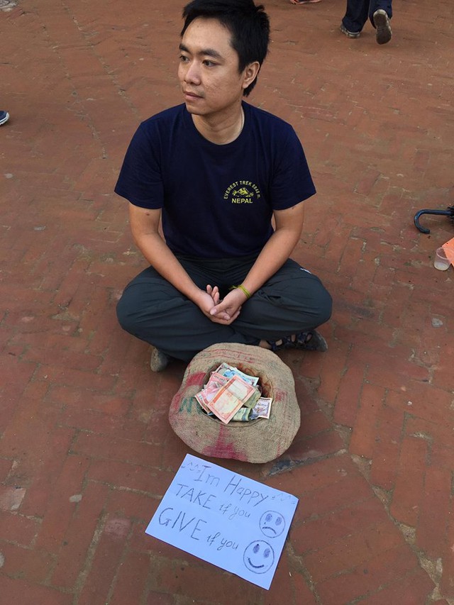 
Đây là anh Nguyễn Ngọc Quỳnh, người đã có một thử nghiệm xã hội rất độc đáo ở Nepal. Anh biến mình trở thành một người ăn xin nhưng sẵn sàng cho những người kém may mắn. (Ảnh: Nguyễn Ngọc Quỳnh)
