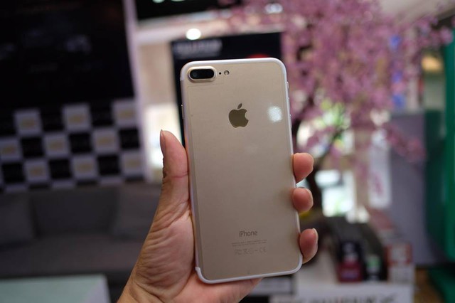 
Ngoại hình, màu sắc, chi tiết thiết kế của chiếc điện thoại nhái giống y hệt iPhone 7 Plus hàng thật
