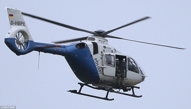 
Cảnh sát bắn tỉa trên trực thăng gần hiện trường sau vụ xả súng ở Munich. Ảnh: Reuters
