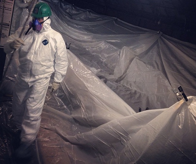
Công nhân chuẩn bị cạo lớp sơn cũ trên trần đường hầm ở khu vực 4/5 đường 59.
