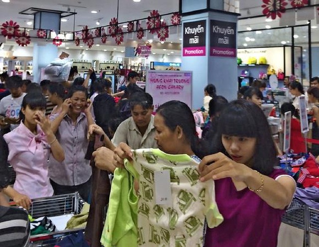 Khách hàng mua sắm quần áo tại Aeon Bình Dương trong tuần khai trương, cuối năm 2014.
