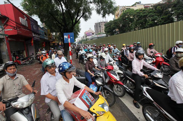 Đường Cầu Giấy đang quá tải nhưng vẫn được “ưu tiên” bố trí hàng loạt khu chung cư hai bên đường. Ảnh: Lê Anh Dũng