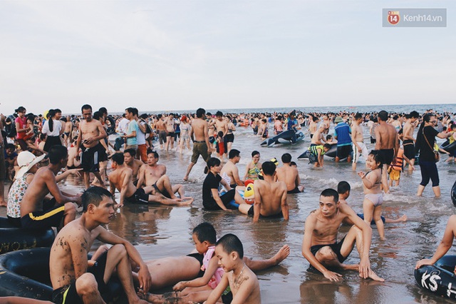 
Đến 16h, bãi biển Sầm Sơn như bị vỡ trận, đâu đâu cũng chỉ thấy người là người.
