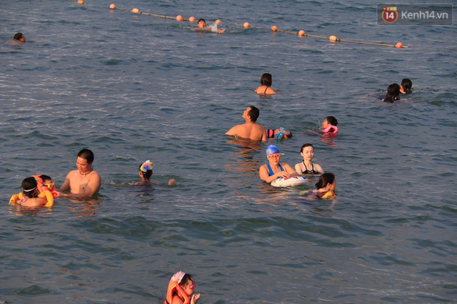
Cả bãi biển Cửa Đại rộng lớn nhưng chỉ lác đác vài người tắm, mật độ ít hơn rất nhiều so với biển Mỹ Khê của Đà Nẵng
