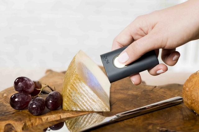 Nếu băn khoăn về thời hạn của miếng pho mát, máy quét sẽ giúp bạn kiểm chứng thời gian sử dụng của miếng pho mát.
