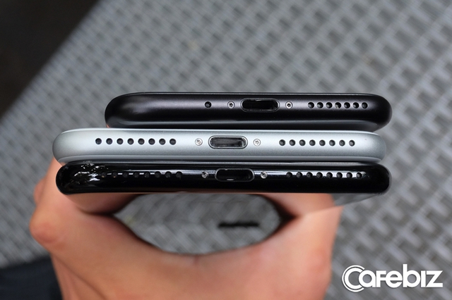 
Mặt dưới của iPhone 7 Plus trông cân đối hơn so với iPhone 7.
