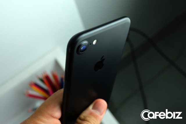 
Dải ăng-ten màu xám không quá lộ, trông hợp lý hơn thế hệ iPhone 6 và 6s trước đây
