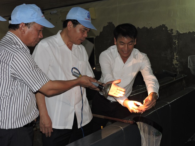 
Bộ trưởng Bộ NNPTNT Nguyễn Xuân Cường thăm cơ sở sản xuất tôm giống thương phẩm tại thị trấn Vĩnh Tân, huyện Tuy Phong, Bình Thuận. Ảnh: K.L.
