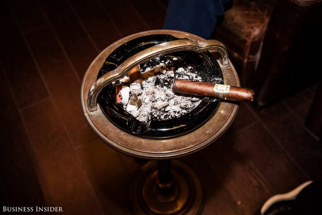 
Trong những năm giữa thế kỷ 20, hút xì gà là biểu hiện của đẳng cấp. “Bạn có thể đoán được giá trị của một người đàn ông nhờ đôi giày anh ta đi và điếu xì gà anh ta hút”, Michele Sherman chia sẻ. Ngày nay, với các hạn chế về hút thuốc trong phòng, thì xì gà có vẻ là một loại hàng hóa xa xỉ.
