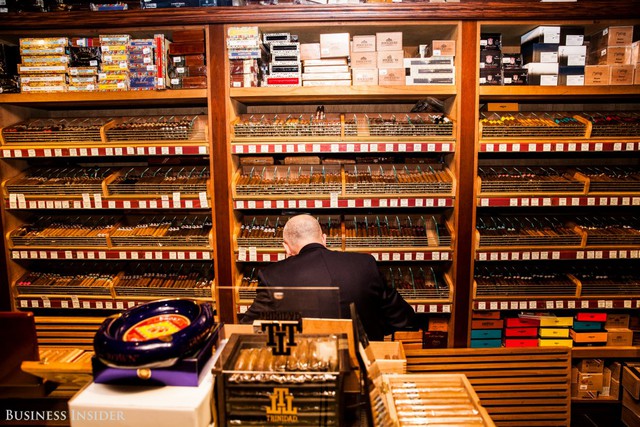 
Một nhân viên bán hàng đang tìm xì gà cho khách. Nat Sherman đánh giá rất cao khả năng tư vấn dựa vào kinh nghiệm của họ: Mỗi khách hàng đều được khuyến khích trao đổi với các nhân viên để đưa ra được lựa chọn hoàn hảo nhất.
