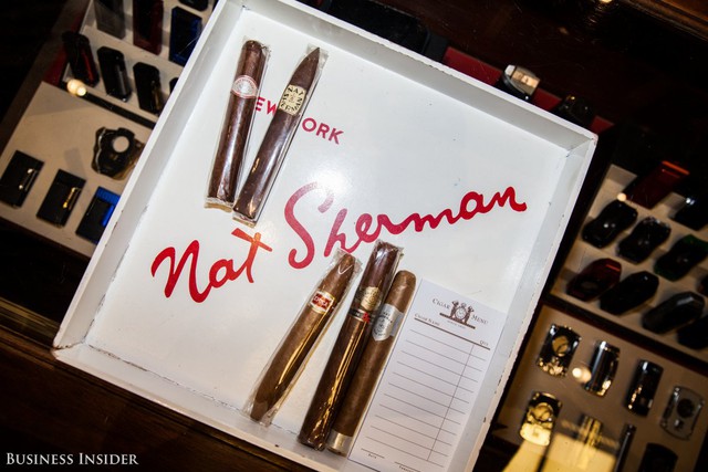 
Larry Sherman còn nói: “Xì gà mang mọi người lại với nhau. Điều đó đến nay vẫn không hề thay đổi”.
