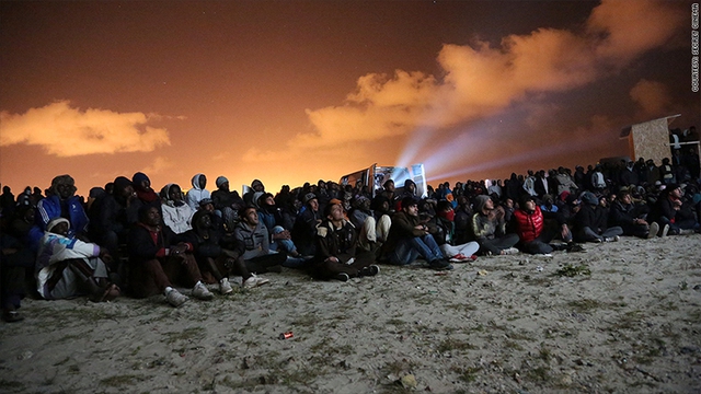 
Những người tị nạn tại Calais-Pháp thưởng thức phim của Secret Cinema
