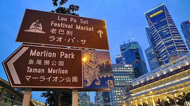 
Những tấm bảng chỉ dẫn với nhiều ngôn ngữ tại Singapore
