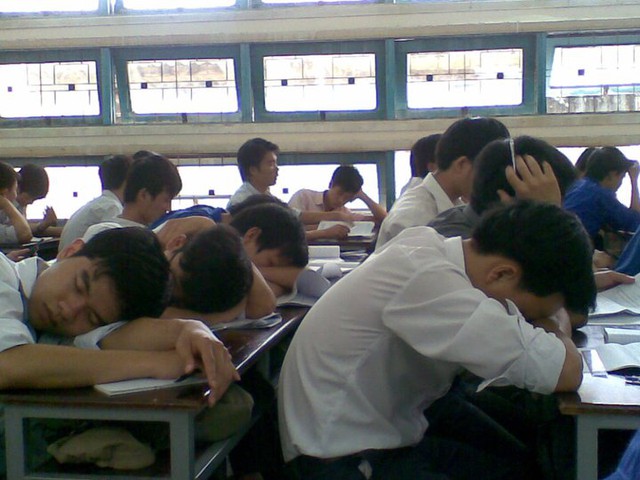 
Sinh viên ngủ gật trong giờ học: Ảnh Sóng trẻ tv
