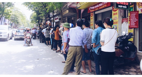 Sát Tết Trung thu, người Hà Nội xếp hàng dài cả cây số, chen nhau chờ mua bánh Bảo Phương