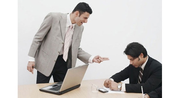 Nỗi khổ giằng xé của nhân viên ngân hàng: Nghỉ việc hay làm sai theo sếp?