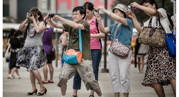Đà Nẵng dịch và phát miễn phí 5.000 bộ quy tắc ứng xử du lịch sang tiếng Trung Quốc, đề nghị ăn mặc lịch sự, không la hét, bảo vệ môi trường...