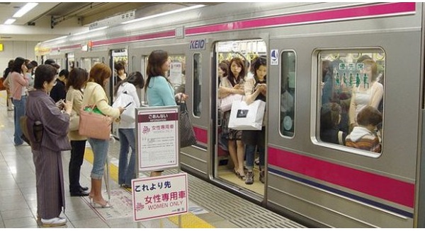 Đi t&#224;u điện ngầm ở Nhật kh&#244;ng hề đơn giản, bạn phải thuộc 5 quy tắc n&#224;y