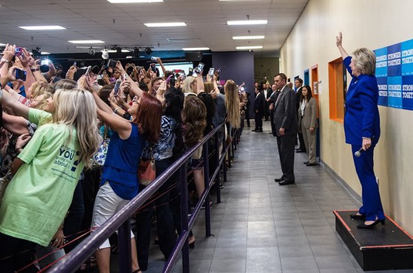 نتيجة بحث الصور عن ‪hillary clinton selfie generation‬‏