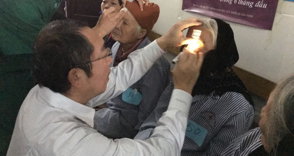 Theo chân vị bác sĩ Nhật đi mổ mắt miễn phí cho hàng trăm người dân nghèo Quảng Ninh