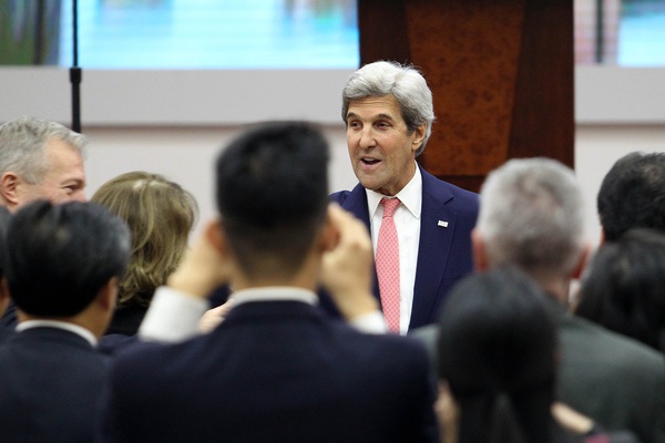 Ngoại trưởng Mỹ John Kerry tr&#242; chuyện c&#249;ng sinh vi&#234;n TPHCM