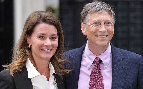 Bill Gates c&#249;ng vợ đầu tư ph&#225;t h&#224;nh s&#225;ch miễn ph&#237; cho sinh vi&#234;n