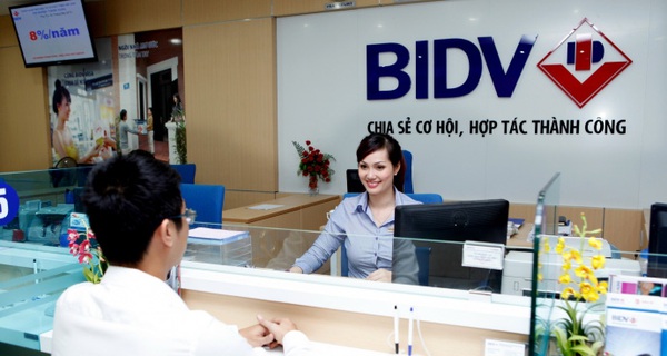 Thanh toán mà không cần dùng tiền mặt, nhóm ngân hàng như BIDV, Vietcombank sẽ là những người cười tươi nhất