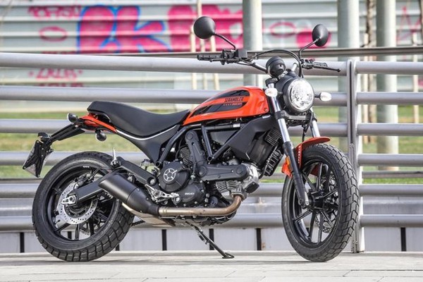 Đường đến c&#244;ng sở căng tr&#224;n cảm hứng với Ducati Scrambler Sixty2