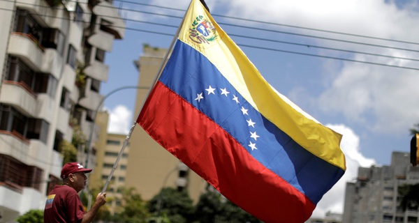 V&#236; sao nền kinh tế Venezuela đang ở trạng th&#225;i rơi tự do d&#249; từng l&#224; quốc gia gi&#224;u c&#243; nhất Nam Mỹ?