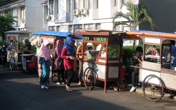 Những người b&#225;n h&#224;ng rong c&#243; thể th&#224;nh cứu tinh cho nền kinh tế Indonesia bằng c&#225;ch n&#224;y