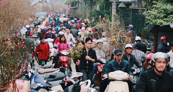 Khổ như người Hà Nội "hành xác" ở chợ hoa vừa đông, vừa tắc cả tiếng đồng hồ