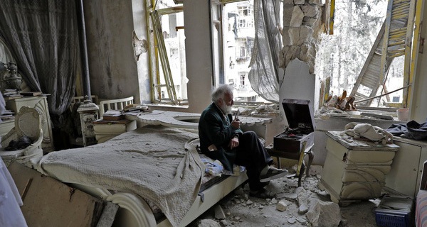 Câu chuyện cảm động sau bức ảnh ông lão ngồi một mình trong căn nhà đổ nát vì chiến tranh ở Syria