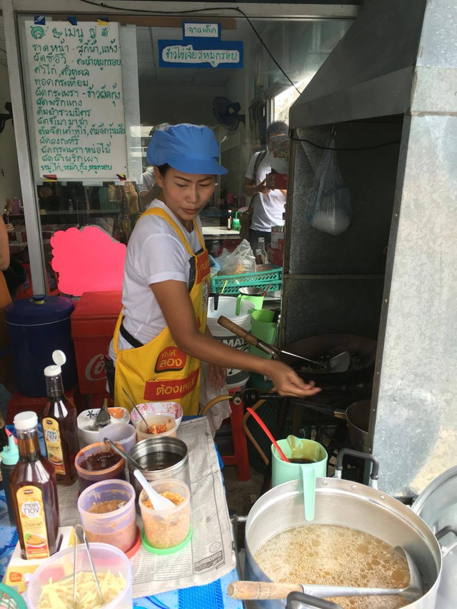 
Đầu bếp đường phố Thái Lan sử dụng nước mắm Yod Thong để chế biến món ăn.
