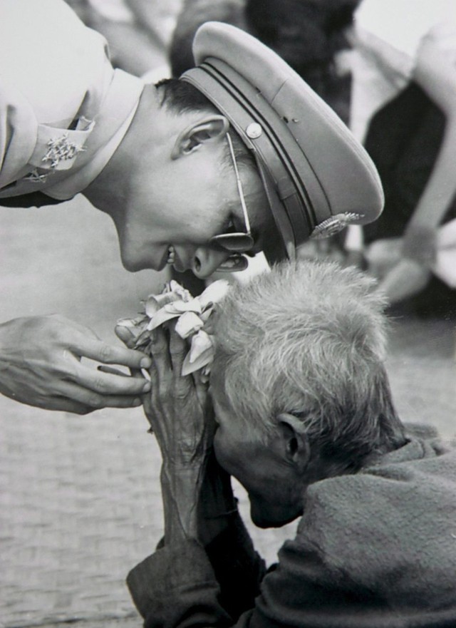 Hình ảnh vua Bhumibol chào người dân trong chuyến đi vi hành của ông đã lay động hàng triệu người Thái.
