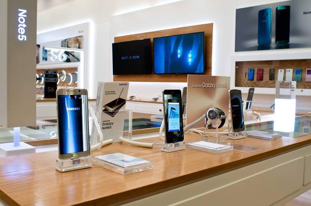 
Không chỉ Apple Store, mà các cửa hàng trải nghiệm của Samsung cũng vẫn sử dụng bảng giá bằng giấy in nhằm đảm bảo tính thẩm mỹ

