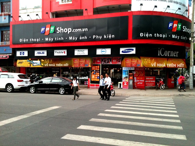 
Dự tính hết năm 2016, FPT Shop sẽ phát triển tới 370 cửa hàng, doanh thu và lợi nhuận trước thuế dự kiến lần lượt đạt 10.700 tỷ đồng và 250 tỷ đồng.
