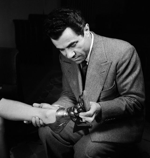 
Nghệ nhân Salvatore Ferragamo thử giày cho khách hàng
