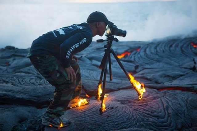 Bất chấp sức nóng của dung nham, nhiếp ảnh gia này vẫn cặm cụi chọn bố cục dù lửa đã bén tới giày.
