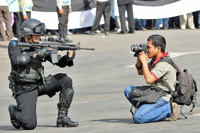Sự can đảm của một nhiếp ảnh gia chiến trường trước mũi súng.