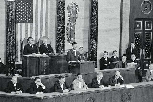 Vua Bhumibol phát biểu tại thượng viện Mỹ vào năm 1960.