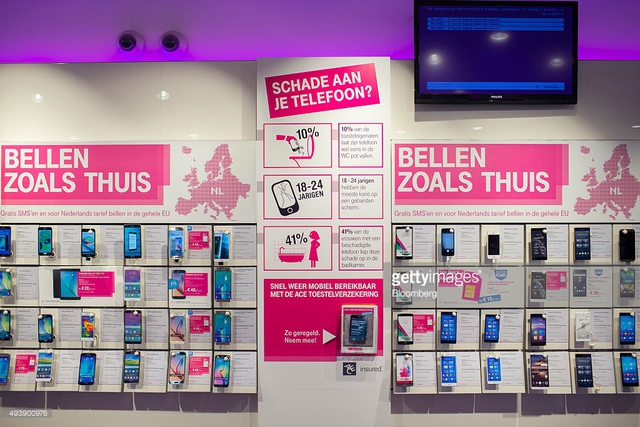 
Tại T-Mobile Store, các sản phẩm di động vẫn được trưng bày cùng bảng giá in, vì ngoài giá bán, các cửa hàng còn cần truyền đạt cả quà tặng lẫn dịch vụ đi kèm
