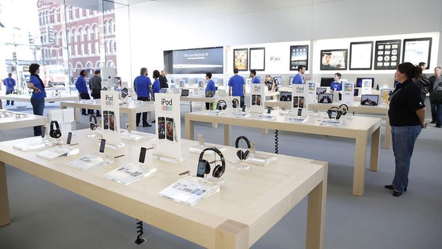 
Hệ thống cửa hàng Apple Store chuyên nghiệp bậc nhất tại thành phố New York vẫn chỉ dùng bảng giá in mà không phải bảng giá điện tử
