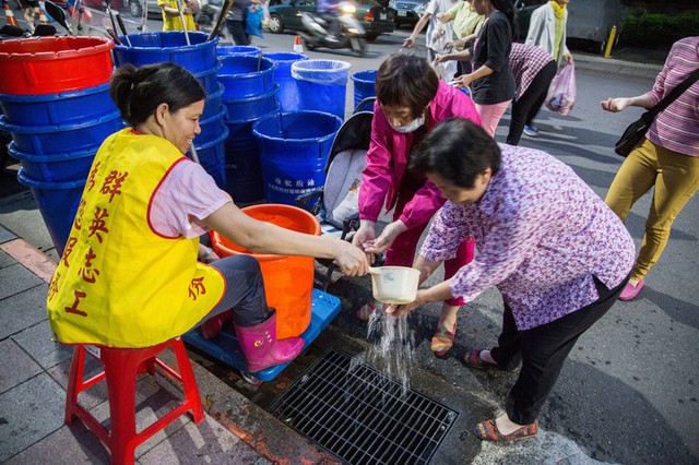 
Sau khi vứt rác, người dân được cung cấp nước sạch để rửa tay.
