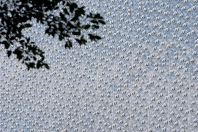 Bức tường EcoARK, một tác phẩm nghệ thuật được tạo nên từ 1,5 triệu chai nước bỏ đi.