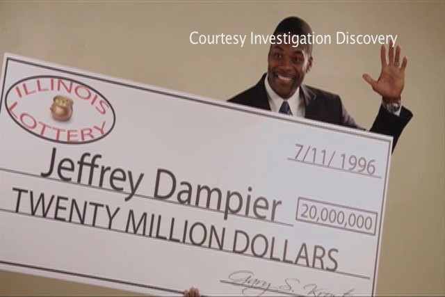 Jerrey Dampier bên cạnh tấm séc trúng số trị giá 20 triệu USD của mình.